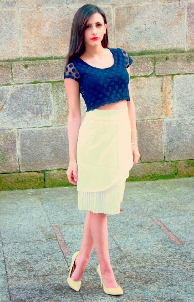 Biela a modrá vždy dobre ladia biela sukňa modré topánky na podpätku