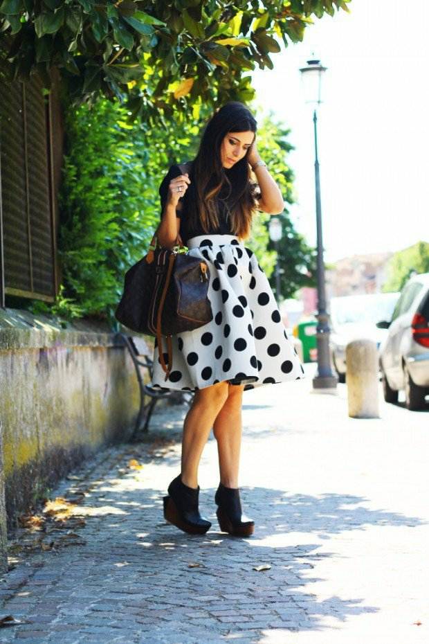 Polovičná sukňa v retro štýle s veľkými bodkami čierne biele bodky na kabelke k čižmám