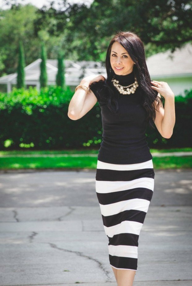 Čierno -biela pruhovaná midi sukňa elegantné čiernobiele pruhované tričko