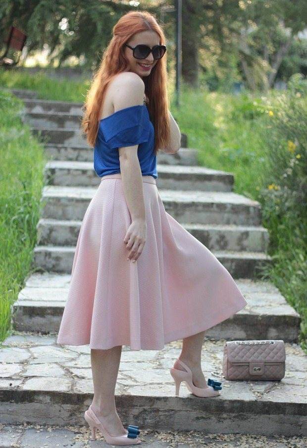 Ružová sukňa: elegantná a ležérna sukňa ružové koleno modrá vrchná časť ramena