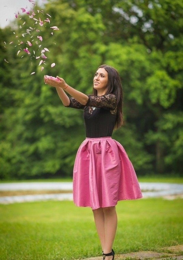 Polovičné sukne - príklady oblečenia outfit každodenná ružová sukňa čierna blúzka