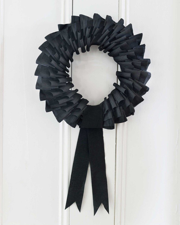Halloween drotár s papierom - dverový veniec v tmavo čiernej farbe Halloweenske drotárstvo s papierom -inštrukcie-veniec na dvere-čierno-biely-krepový papier