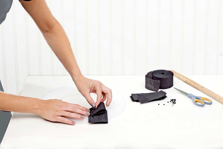 Návod - dverový veniec z čierneho krepového papiera halloween-drotár-papier-návod-na-dverový veniec-čierny-krepový papier-špendlíky