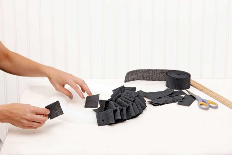 Halloweenske ručné práce s papierom - dverový veniec z krepového papiera halloween-drotár-papier-návod-dvere-veniec-krepový papier-vyrobte si sami