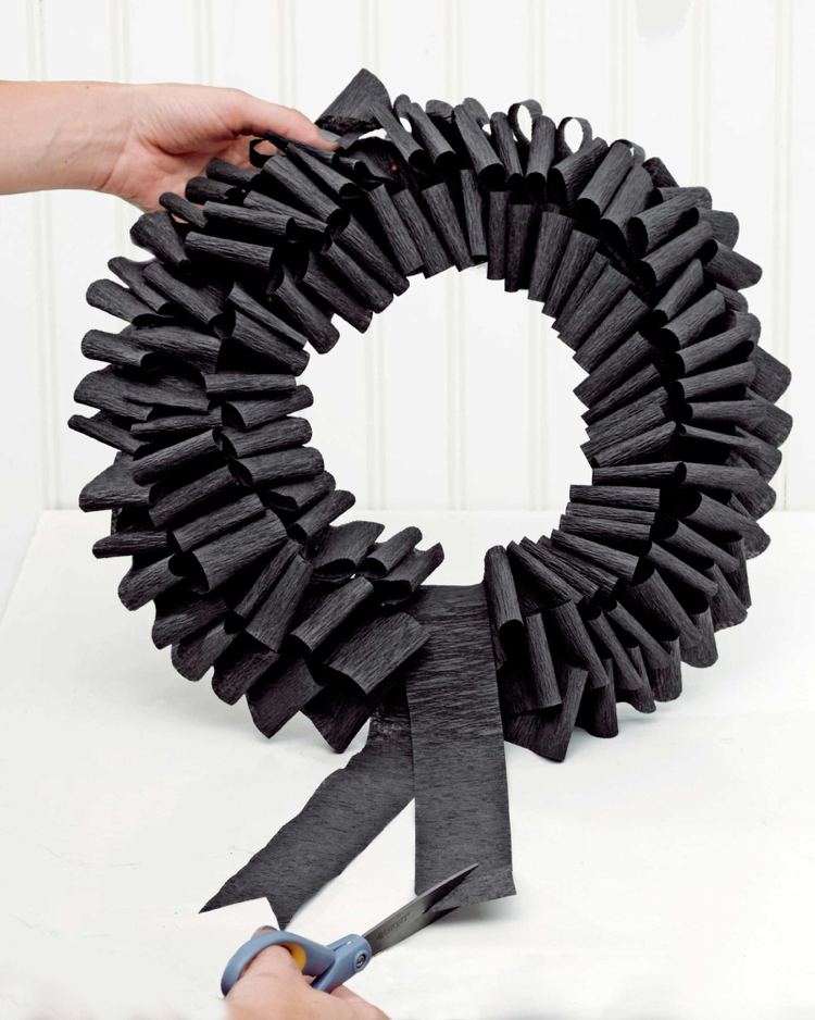 Vyrobte si veniec na dvere z krepového papiera a podložky na veniec halloween-drotár-papier-návod-dvere-veniec-dekorácia-dom% cc% 88r