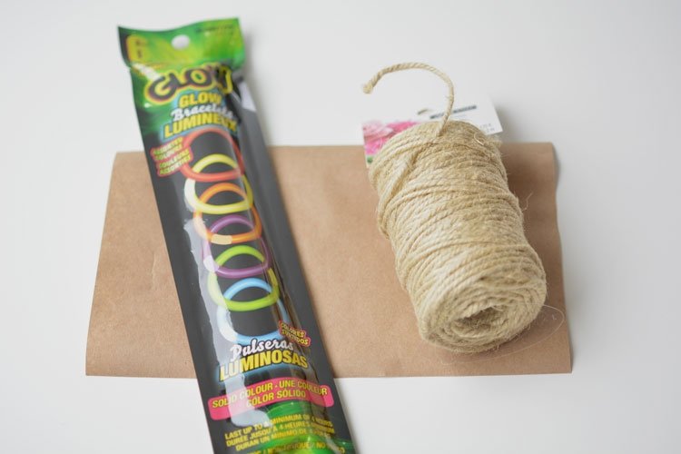 Halloweenske ručné práce s papierom - ručné materiály Halloweenske drotárstvo s papierom -inštrukcie-čarodejnica-metla-materiály-potrebné