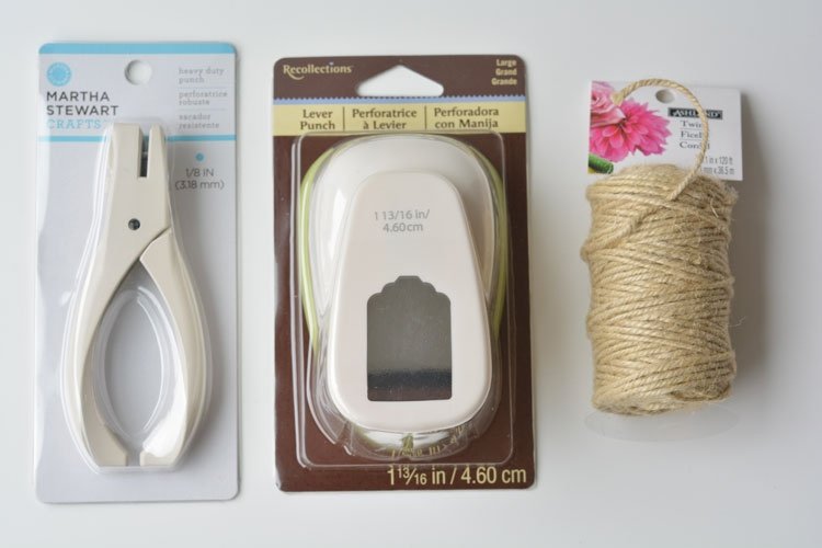 Vysekávacie štítky - požadovaný materiál halloween-drotár-papier-návod-čarodejnica-metla-materiály-dierovač-šnúra