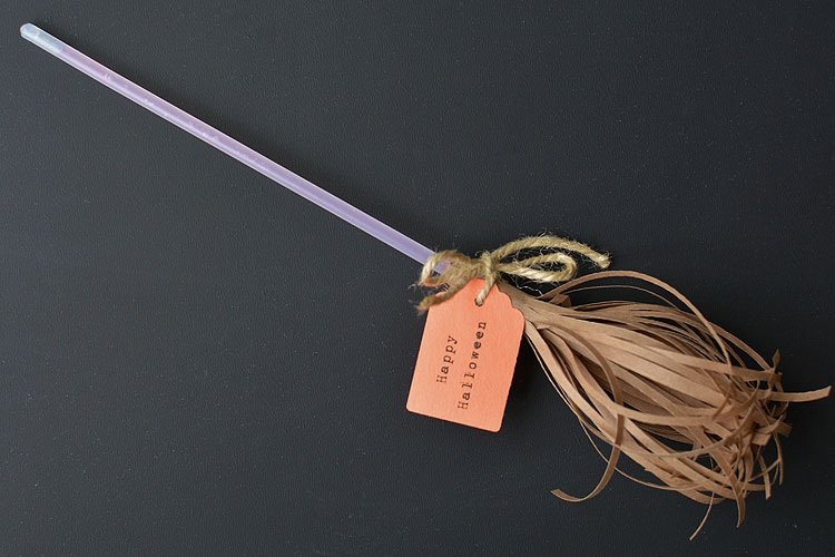 Svietiaca metla čarodejnice z papiera a slamiek halloween-drotár-papier-návod-čarodejnica-metla-hnedé-papierové slamky