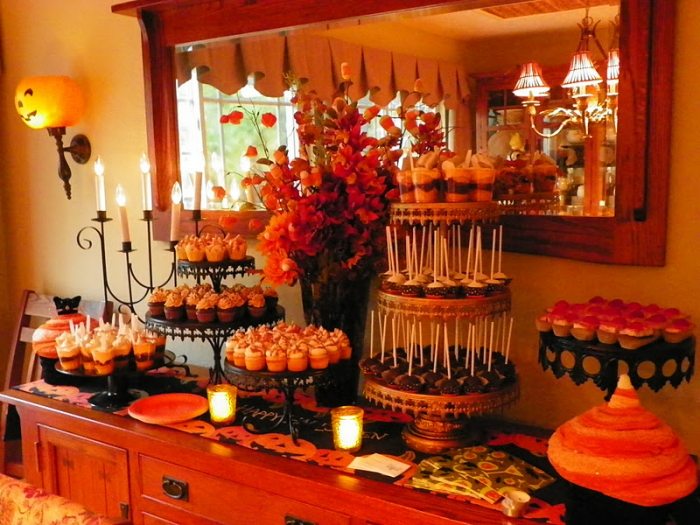 dekorácia-halloween-dezertné-stolíky-tekvice-vyrezávané-kovové-stojan-svetlo sviečky