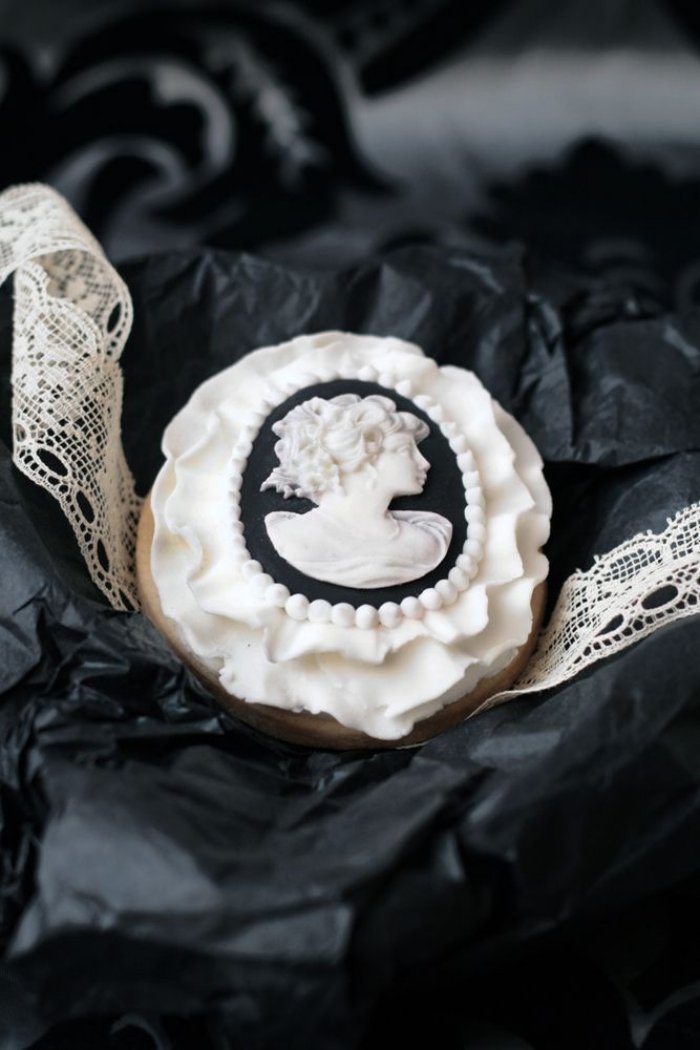 halloween-ozdoby-na-svadobnu-party-goticke-motivy-pernik-so-siluetou-obrazky