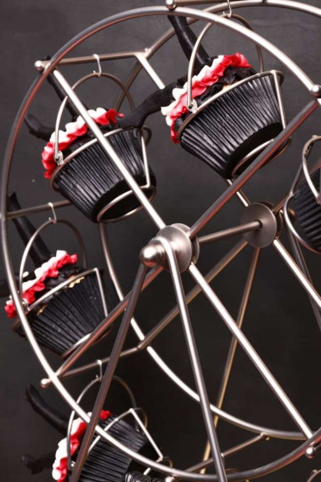 svadobná sprcha s tematikou burlesque-kolotoč-cupcakes-halloween-dekorácia