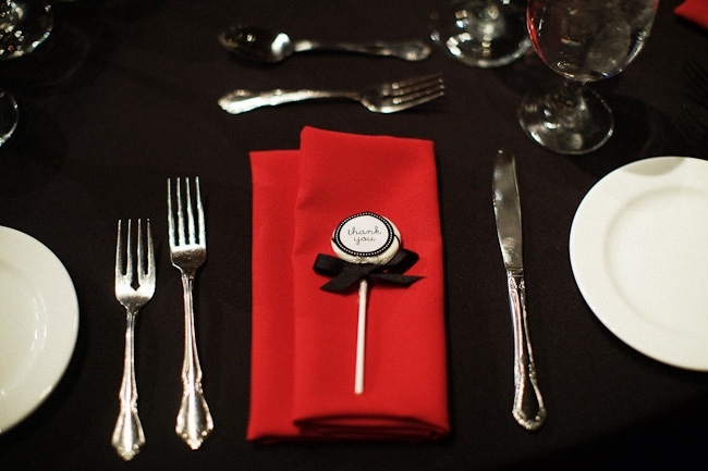 Gotický-svadobná dekorácia-čierny-obrus-červené-obrúsky-strieborný príbor