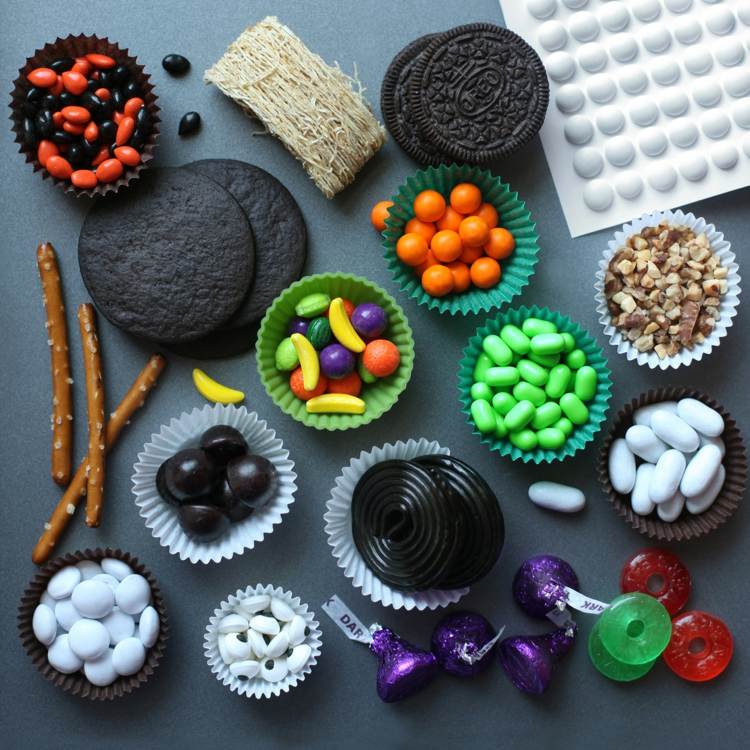 halloweensky koláč objaví tyčinky z cukríka, sladkého drievka a soli