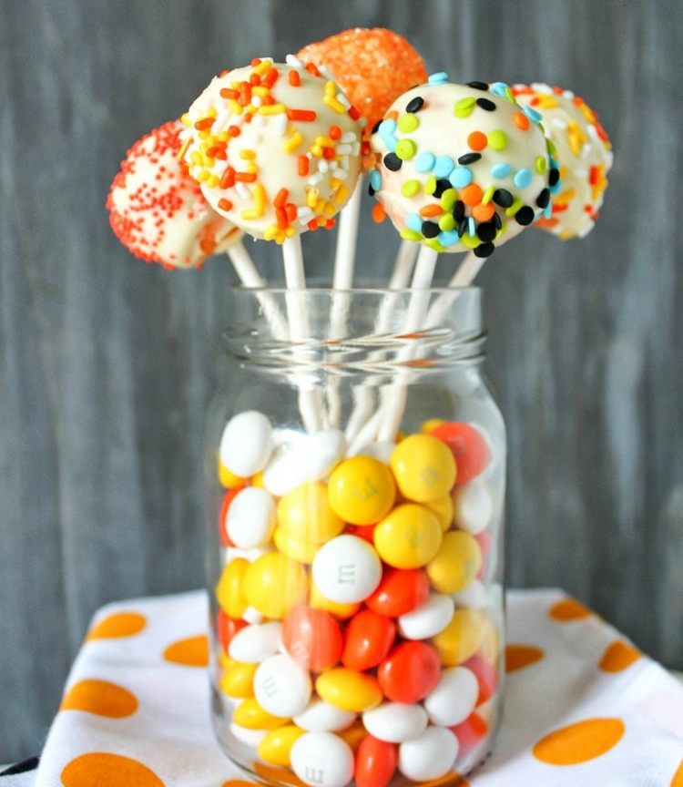 halloween-torta-puk-biela-glazura-farebne-posype