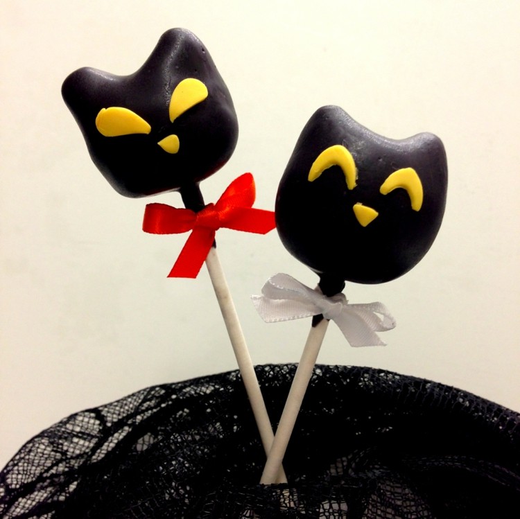 halloween-torta-puk-mačka-tvary-cesto-žlté-oči-strašidelné