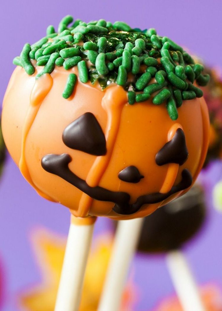 halloween-torta-puk-obrubnik-tvar-zelena-posype-oranzova