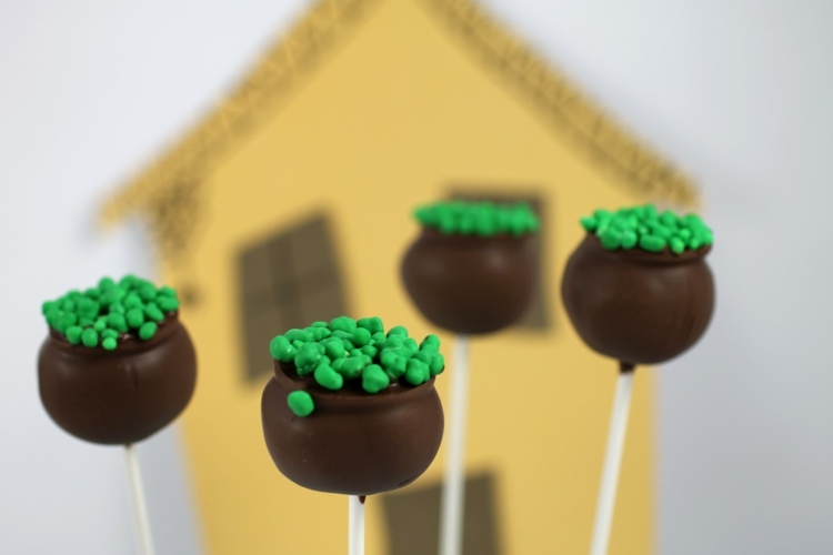 halloween-torta-puk-kotol-tmavá-glazúra-zelená-postrekovač