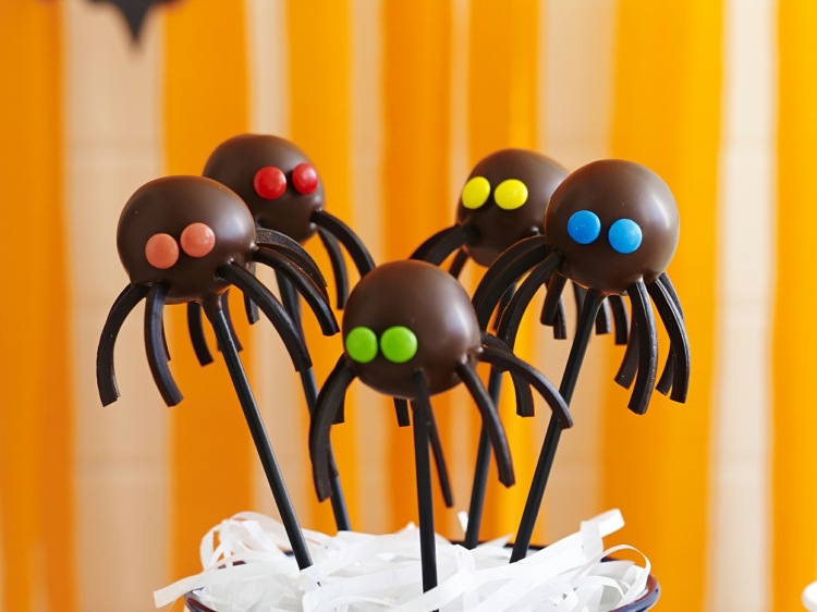 halloween-torta-pukne-oci-farebne-spider-mini-smarties-sladkého drievka