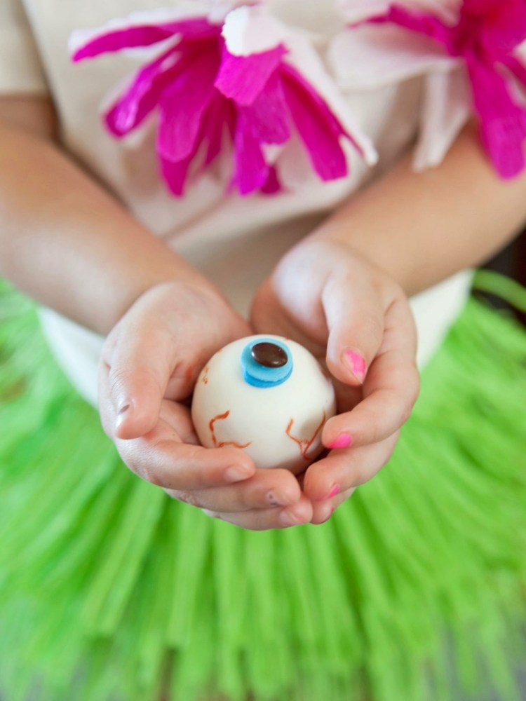 halloween-torta-puk-oci-očné buľvy-žilky-jedlé-edding-smartie