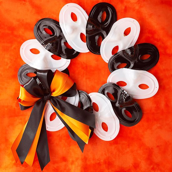 Čiernobiele masky na zdobenie halloweenskych stien s mašľovým vencom