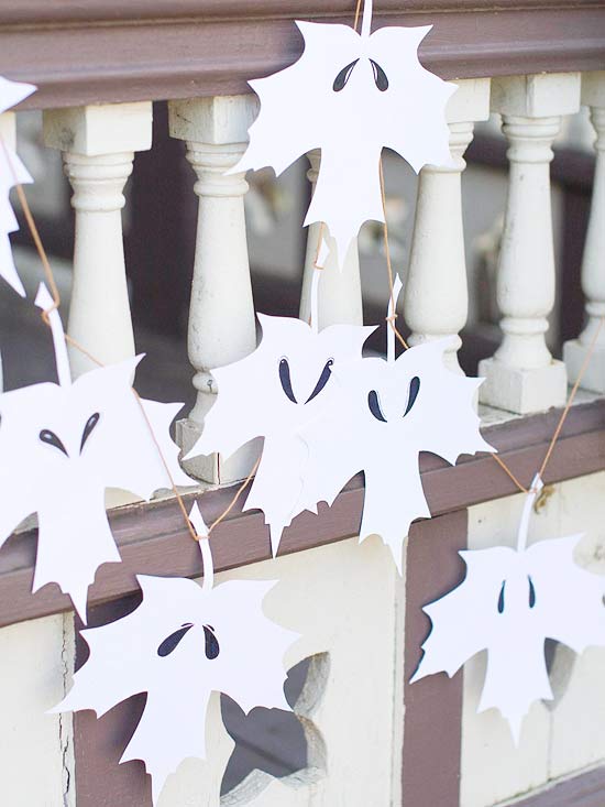 Jesenná výzdoba jesenné lístie Halloween nápady drotár s bielymi duchmi