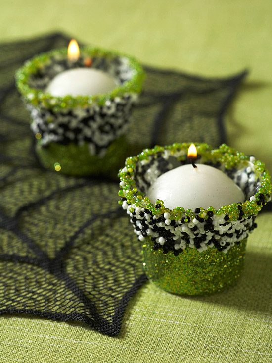 Drobné lampióny, šperky, dekorácie na Halloween, tipy, taniere, tácky