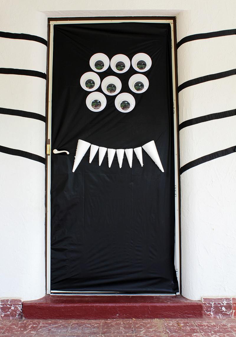 čierny pavúk so šiestimi očami a ostrými zubami halloween-dekoracia-dom-drotar-cierna-obluda-sest-ocich zubov