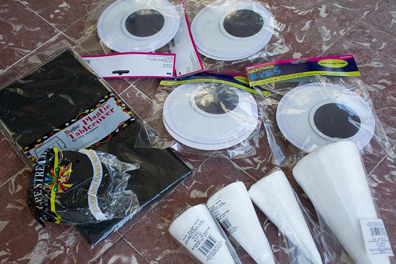 požadovaný materiál na dekoráciu dverí Halloween halloween-dekoracia-domov-drotar-monster-pouzite-materialy