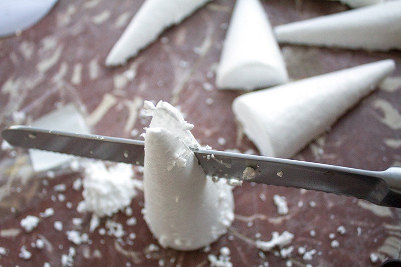 Polystyrénový kužeľ rozpolte ostrým nožom nôž na Halloween-dekorácia-dom-drotár-polystyrén-kužeľ