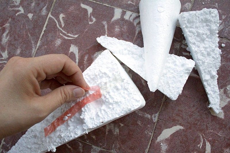 Polystyrénový kužeľ pripevnite obojstrannou lepiacou páskou halloween-dekorácia-dom-drotár-polystyrén-kužeľ-obojstranná páska