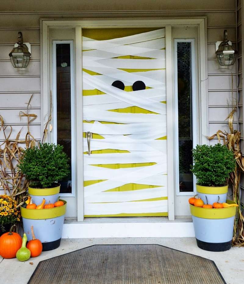 Omotajte predné dvere prúžkami látkových alebo gázových obväzov halloween-ozdoba-dom-múmia-ľan-popruh-gázové oči