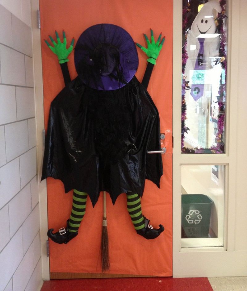 neúspešná čarodejnica ako ozdoba dverí na Halloween halloween-dvere-dekoracia-čarodejnica-nešťastie-metla-zelené ruky