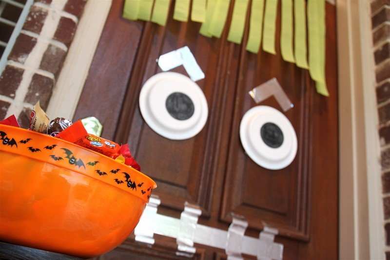 Oči vyrobené z papierových platničiek, obočie a ústa vyrobené z hliníkovej fólie Halloween-dekorácia-dom-papier-tanier-oči-hliníková-fólia-ústa