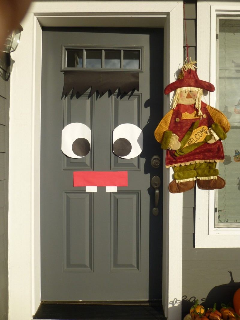 ozdobte sivé predné dvere ako roztomilé monštrum halloween-dekoracia-dom-siva-konstrukcia-papier-oci-ust