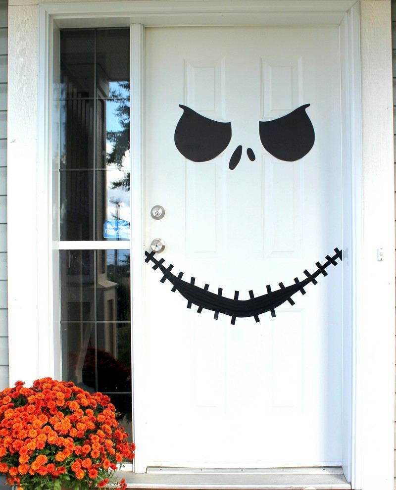 Tvár Jacka Skellingtona na bielych predných dverách halloween-dekoracia-dom-nalepka-jack-skellington-face