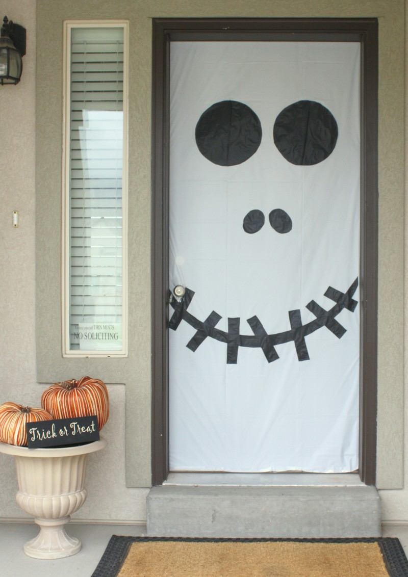 biele listy na ňom, čierne oči a ústa halloween-dom-dom-biele listy-čierne-oči-ústa