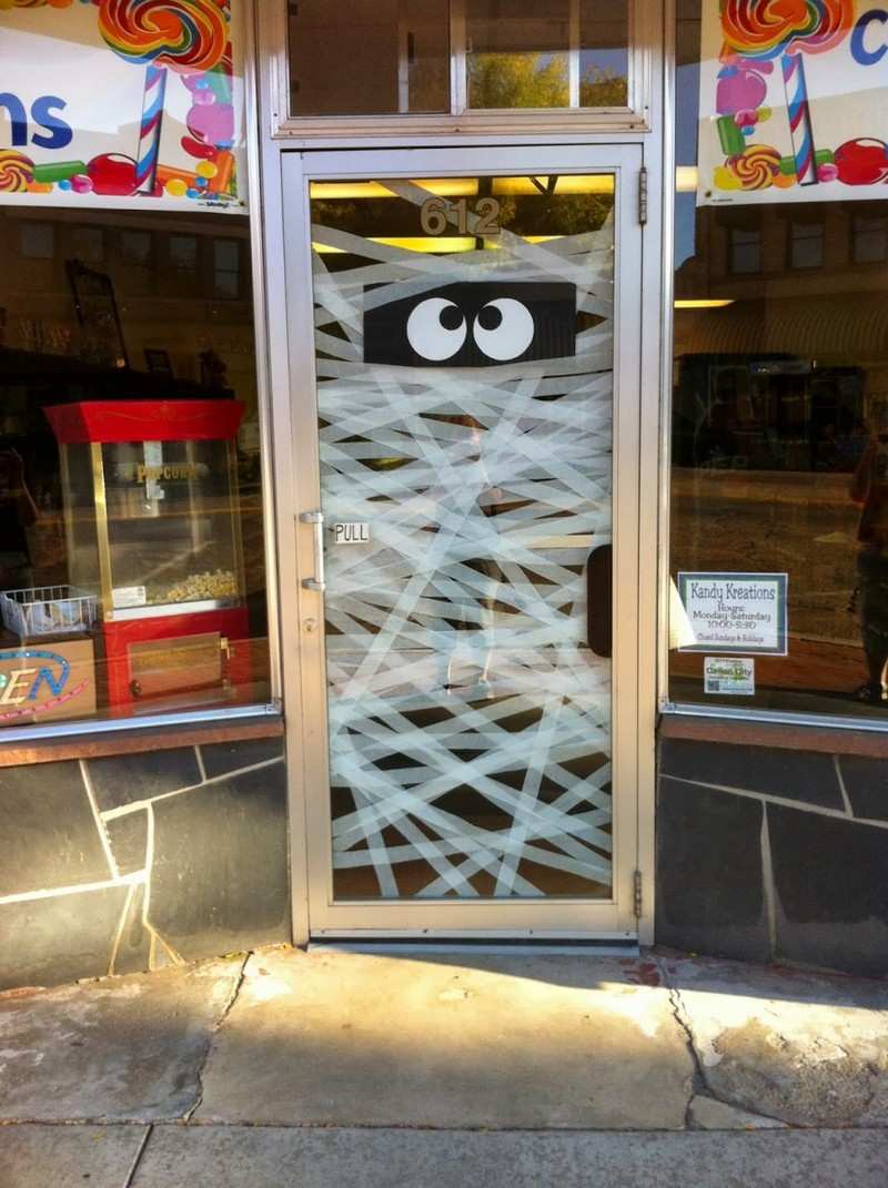 Zakryte dvere sklenenou výplňou maliarskou páskou halloween-dvere-dekorácia-nápady-sklenená výplň-maliarska páska-múmia