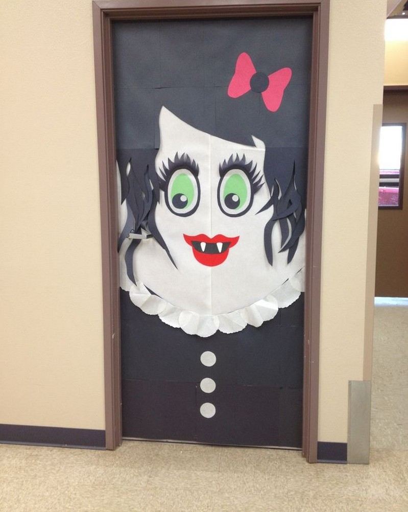 Upírske dievča s červenými perami a zelenými očami halloween-dekorácia-dverí-upír-dievča-sladká