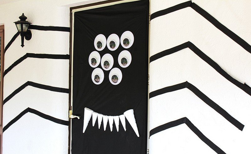 Predné dvere sú vyzdobené ako obrovský pavúk Halloweenská dekorácia -hausur-drotár-netvor-pavúk-šesť očí