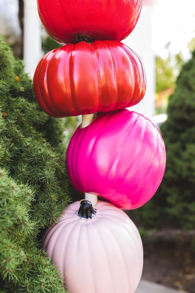 Veďte PVC rúrku cez polystyrénovú tekvicu