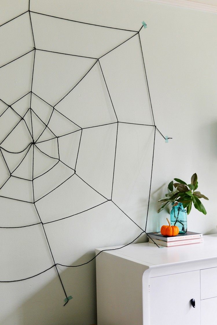 Nápady na dekoráciu na Halloween pavučinová páska na stenu