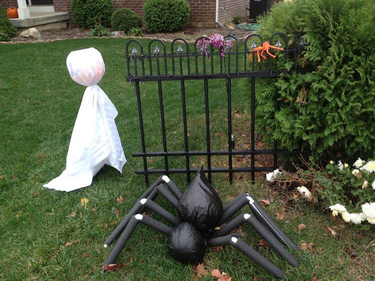 Halloween-dekorácia-nápady-záhrada-čierna-odpadkový kôš