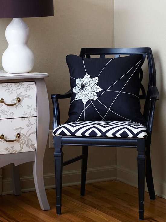 Pavúk čiernobiely vankúš zdobí Halloween