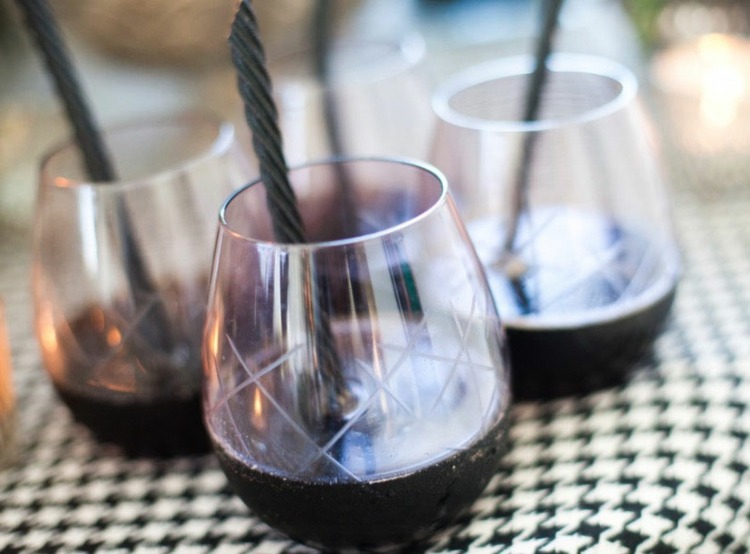 nápady halloween dekorácia kokteil likér slama čierna