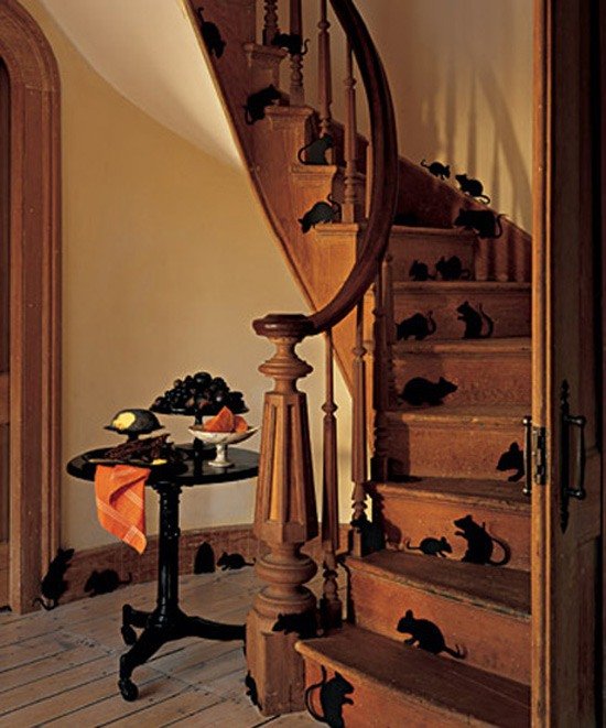 halloweenská dekorácia vnútri schodiska vystrihnutá papierové čierne myšky