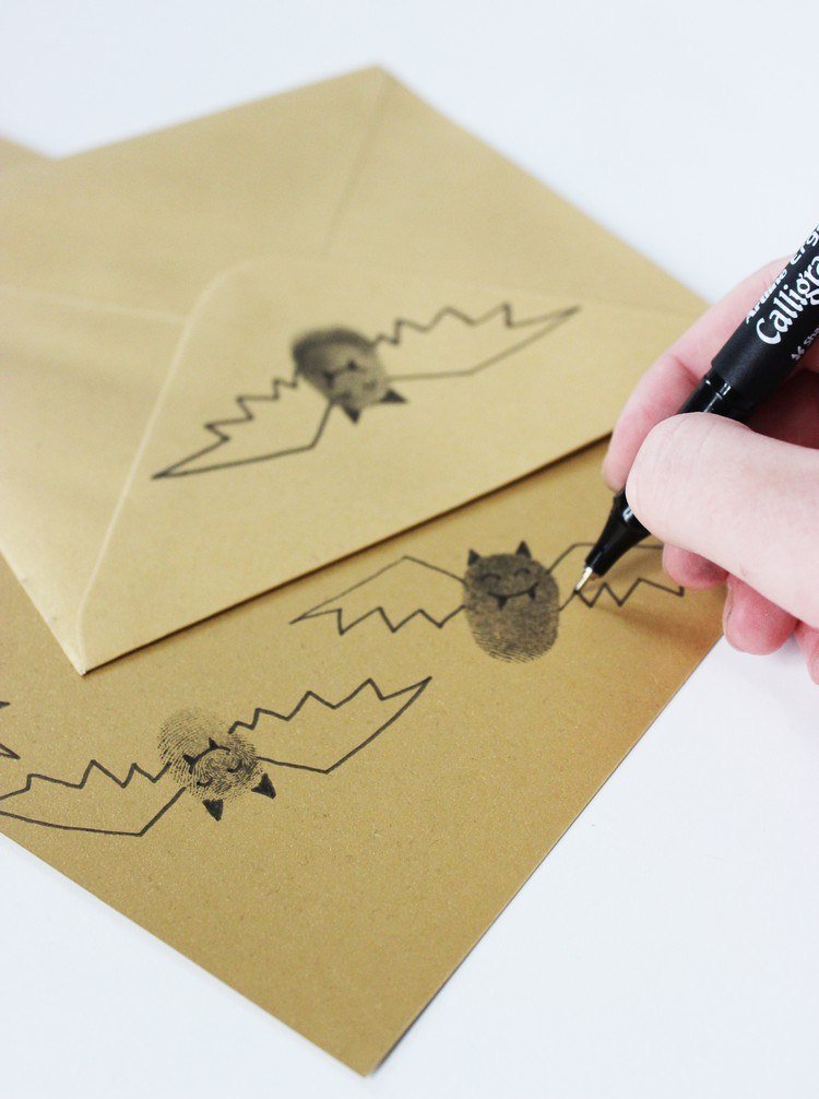 halloween-pozvánka-obálky-zdobenie-netopier-kresba-odtlačku prsta