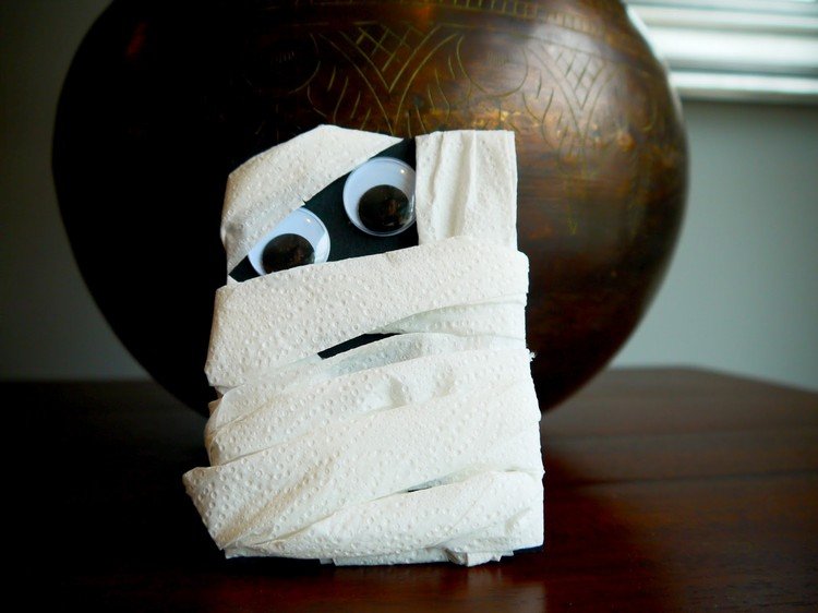 halloween-pozvánka-deti-párty-pozvánka-drotárstvo-toaletný papier-krútiť očami