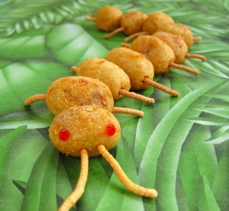 halloween jesť klobásy z stonožky z kukuričného cesta