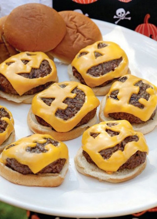 halloween-jedlo-deti-párty-nápady-cheesburgery-syr-tvár