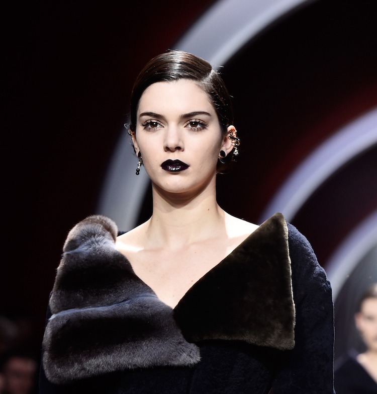 Halloweenske účesy inšpirované prehliadkovým mólom - žena vamp Účesy na Halloween-upír-čierna-rúž-mokrý vzhľad